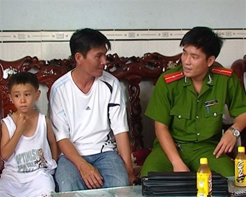 Truy nã kẻ bắt cóc bé trai để tống tiền